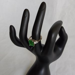 925 STAMPED WOMEN'S SIZE 7 EMERALD ENGAGEMENT RING